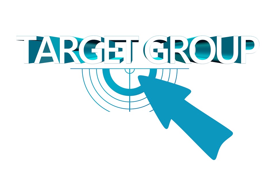 Надпись target group и знак цели со стрелкой курсора